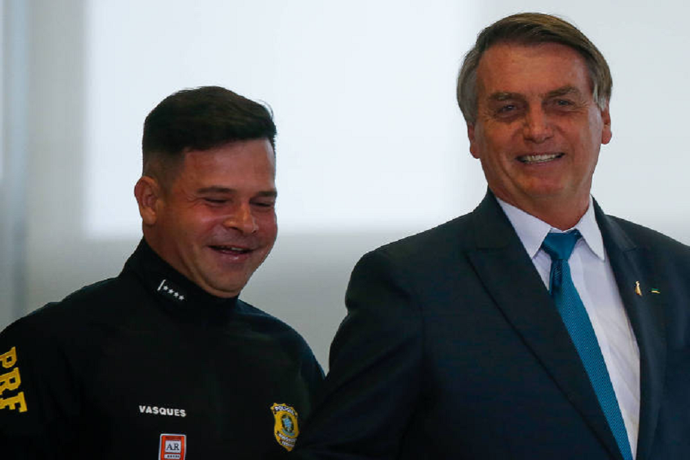 O ex-diretor-geral da Polícia Rodoviária Federal (PRF), Silvinei Vasques, e o ex-presidente Jair Bolsonaro caminhando lado a lado e rindo