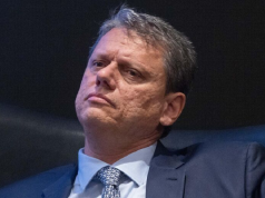 O governador de São Paulo, Tarcísio de Freitas (Republicanos), sério, com a cabeça inclinada