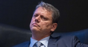 O governador de São Paulo, Tarcísio de Freitas (Republicanos), sério, com a cabeça inclinada