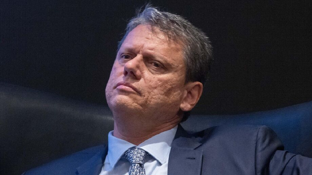O governador de São Paulo, Tarcísio de Freitas (Republicanos), sério, com a cabeça inclinada