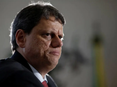 O governador de São Paulo, Tarcísio de Freitas (Republicanos), sério, de perfil, em close no canto esquerdo da foto
