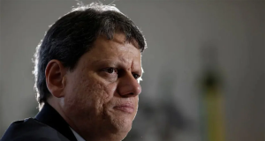 O governador de São Paulo, Tarcísio de Freitas (Republicanos), sério, de perfil, em close no canto esquerdo da foto