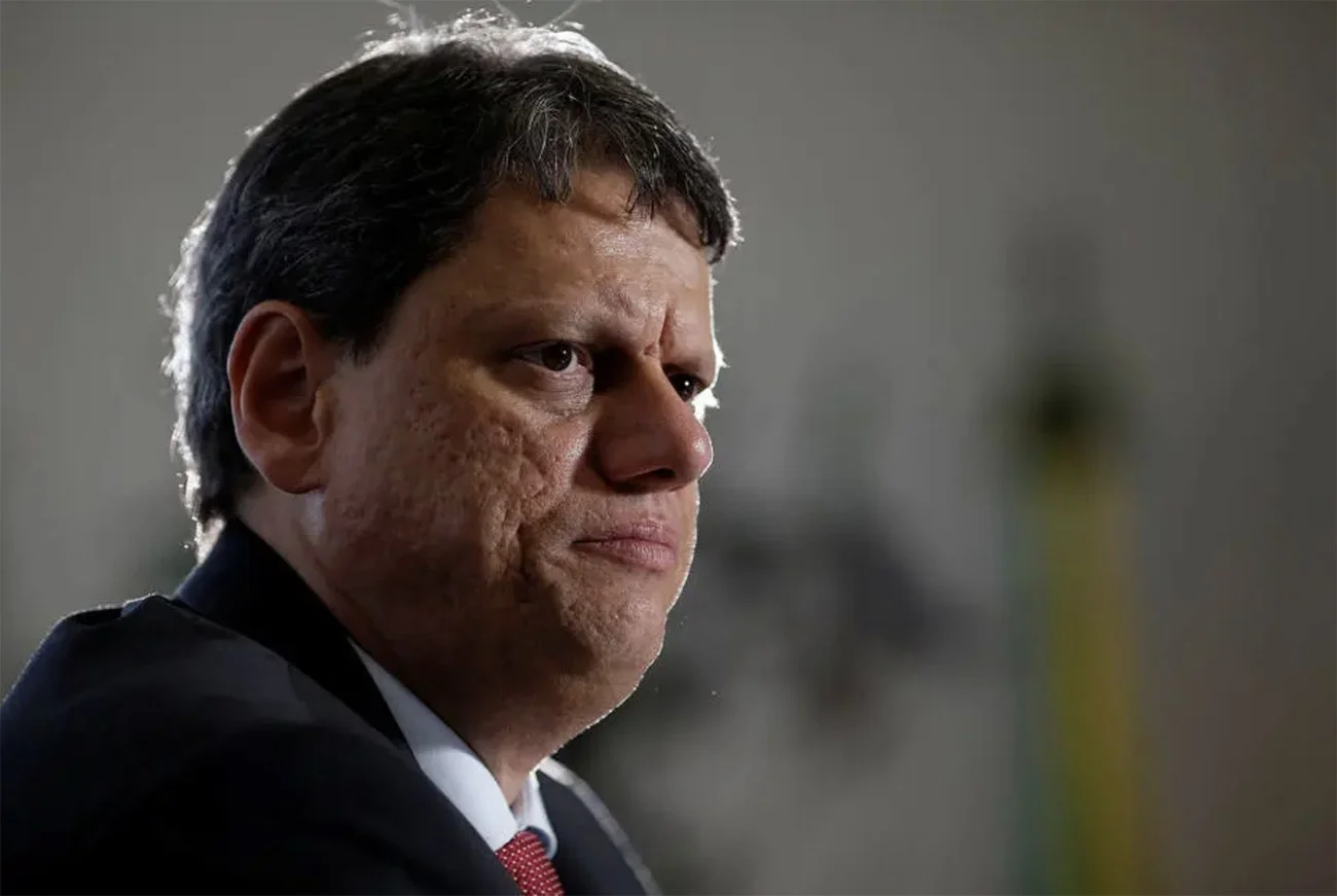 O governador de São Paulo, Tarcísio de Freitas (Republicanos), sério, de perfil, em close no canto esquerdo da foto