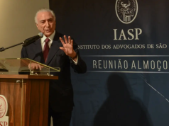 O ex-presidente da República Michel Temer em pé, falando em microfone e gesticulando