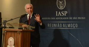 O ex-presidente da República Michel Temer em pé, falando em microfone e gesticulando