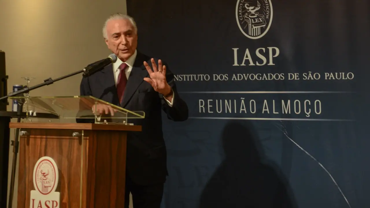 O ex-presidente da República Michel Temer em pé, falando em microfone e gesticulando