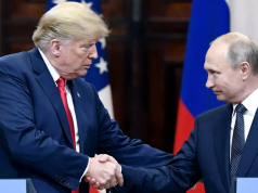 O presidente dos Estados Unidos, Donald Trump, e o presidente da Rússia, Vladimir Putin, em aperto de mãos