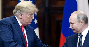O presidente dos Estados Unidos, Donald Trump, e o presidente da Rússia, Vladimir Putin, em aperto de mãos