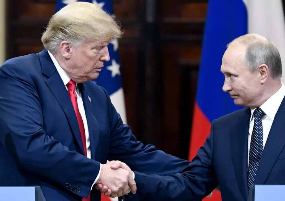 O presidente dos Estados Unidos, Donald Trump, e o presidente da Rússia, Vladimir Putin, em aperto de mãos
