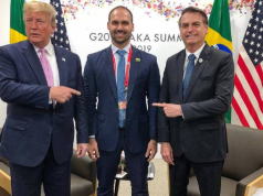 O presidente dos EUA, Donald Trump, com Eduardo e Jair Bolsonaro, ambos em pé lado a lado