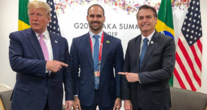 O presidente dos EUA, Donald Trump, com Eduardo e Jair Bolsonaro, ambos em pé lado a lado