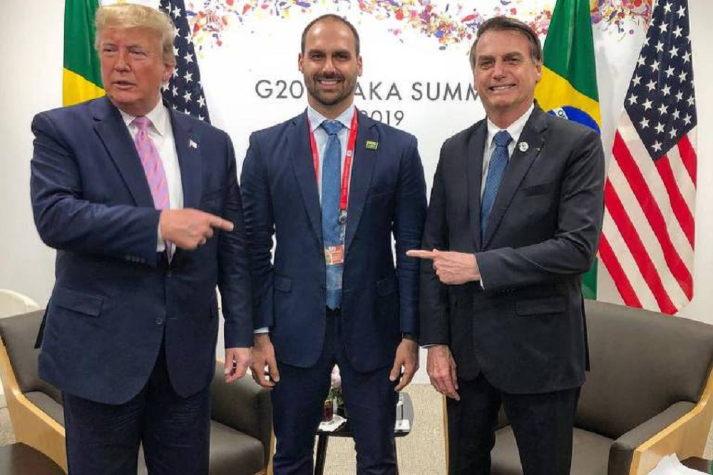 O presidente dos EUA, Donald Trump, com Eduardo e Jair Bolsonaro, ambos em pé lado a lado