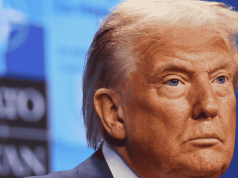 O presidente dos Estados Unidos, Donald Trump, sério, em close, sem olhar para a câmera