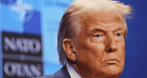 O presidente dos Estados Unidos, Donald Trump, sério, em close, sem olhar para a câmera