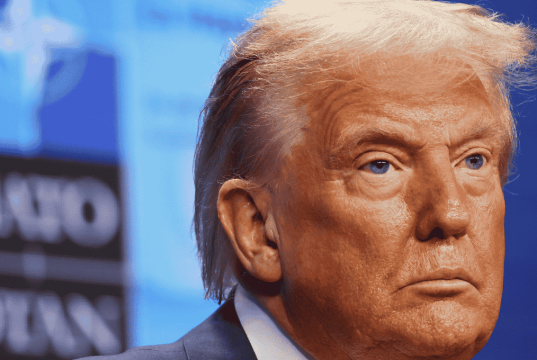 O presidente dos Estados Unidos, Donald Trump, sério, em close, sem olhar para a câmera