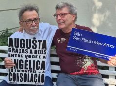 O cantor Tom Zé e o vereador Nabil Bonduki (PT) sentados lado a lado com placas