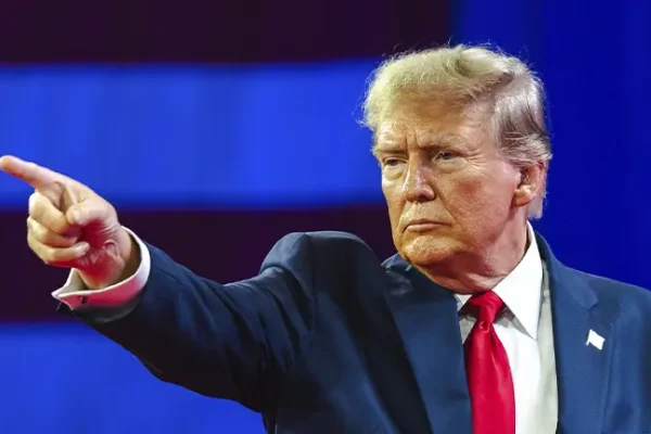 Juíza dos EUA barra plano de Trump para expulsão acelerada de migrantes