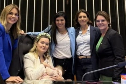 A deputada Julia Zanatta (PL-SC) com bebê na Câmara