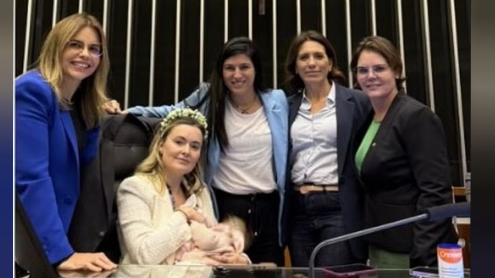 A deputada Julia Zanatta (PL-SC) com bebê na Câmara