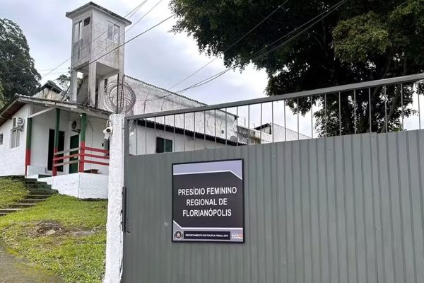 Presa pelo 8/1 apanha na cadeia "por ser bolsonarista"