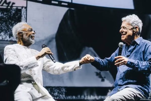 Gil e Chico Buarque notificam cantora por plágio de "Cálice"; compare as músicas