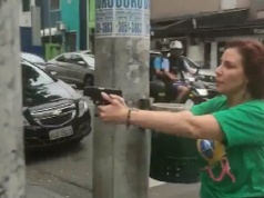 deputada federal Carla Zambelli (PL-SP) andando na rua armada