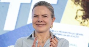 Gleisi Hoffmann, ministra de Relações Institucionais, de coque, com roupa social, sorrindo e batendo palmas