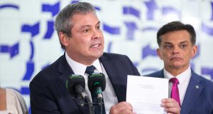 O líder do PT na Câmara, Lindbergh Farias (RJ), segurando papel, falando em microfone, sério, sem olhar para a câmera