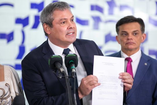 O líder do PT na Câmara, Lindbergh Farias (RJ), segurando papel, falando em microfone, sério, sem olhar para a câmera