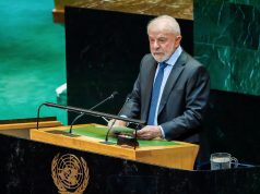 Lula discursando, sério, sem olhar para a câmera, em foto feita de cima