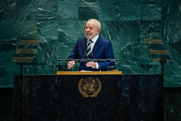 presidente Luiz Inácio Lula da Silva (PT) discursando sem olhar para a câmera