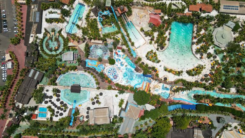 Parque aquático Thermas dos Laranjais, em Olímpia (SP) visto de cima, foto aérea
