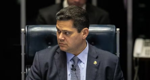 O presidente do Senado, Davi Alcolumbre (União-AP), olhando para o lado, sério, sentado