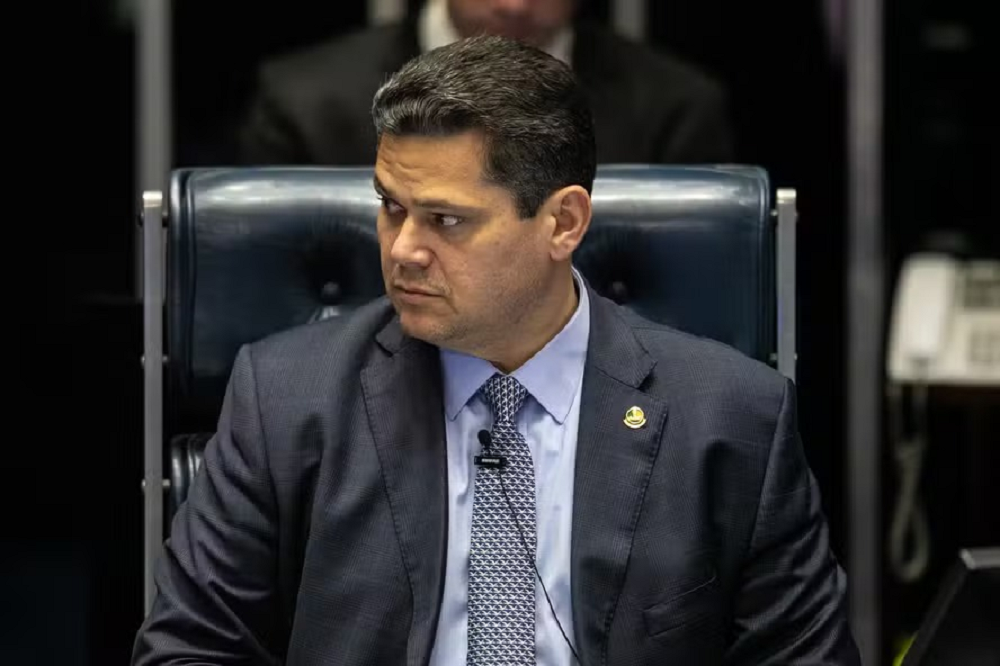 O presidente do Senado, Davi Alcolumbre (União-AP), olhando para o lado, sério, sentado
