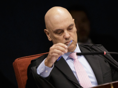 O ministro Alexandre de Moraes, do STF (Supremo Tribunal Federal), sério, segurando caneta