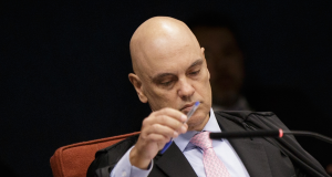 O ministro Alexandre de Moraes, do STF (Supremo Tribunal Federal), sério, segurando caneta