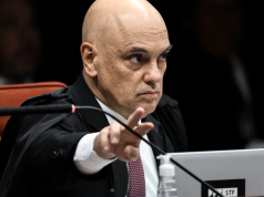 ministro Alexandre de Moraes apontando pra frente, sério, sem olhar para a câmera, em close