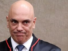 ministro do STF (Supremo Tribunal Federal) Alexandre de Moraes em close, olhando para o lado com expressão observadora
