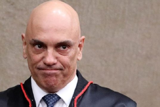 ministro do STF (Supremo Tribunal Federal) Alexandre de Moraes em close, olhando para o lado com expressão observadora