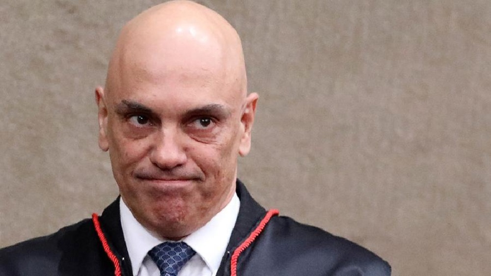 ministro do STF (Supremo Tribunal Federal) Alexandre de Moraes em close, olhando para o lado com expressão observadora