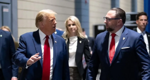 O presidente dos Estados Unidos, Donald Trump, e seu conselheiro, Jason Miller, caminhando lado a lado e conversando, sérios