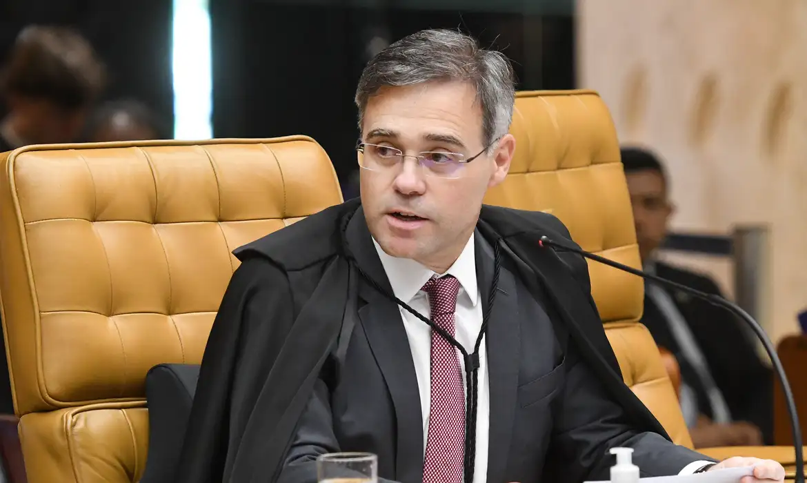 O ministro André Mendonça de óculos, olhando para o lado, sério