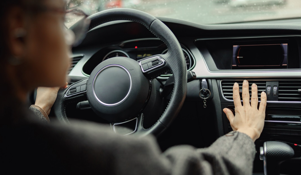 Motorista testa a saída do ar-condicionado no veículo. Foto: Reprodução