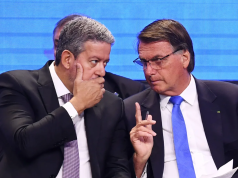 Arthur Lira (PP-AL) e o ex-presidente Jair Bolsonaro (PL) conversando, sérios, sentados lado a lado
