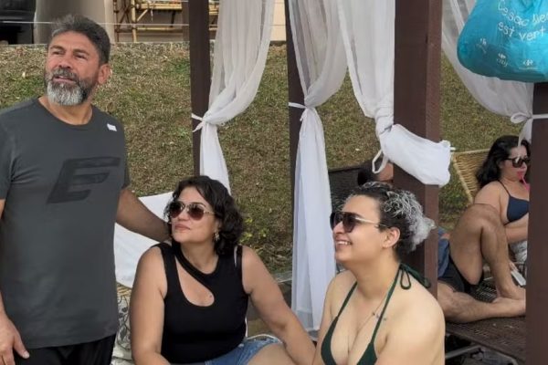 Ex-padre rompe celibato, casa e assume relação em trisal