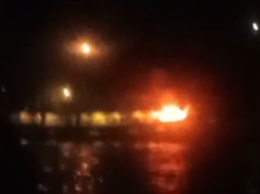 Registro de explosão de barco no meio do mar