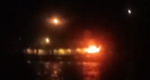 Registro de explosão de barco no meio do mar