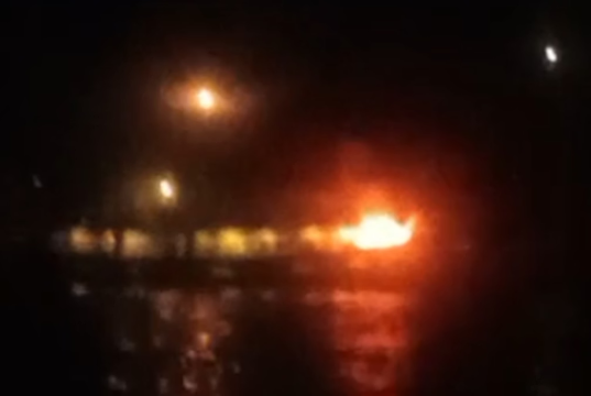 Registro de explosão de barco no meio do mar