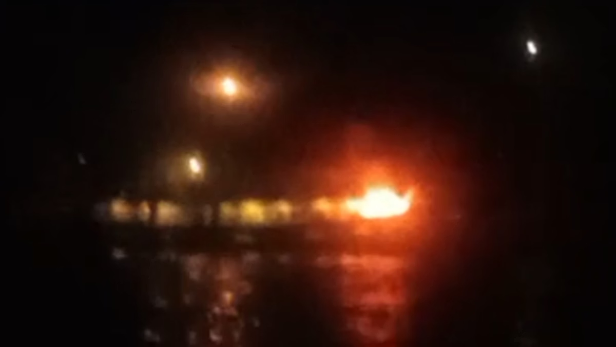 Registro de explosão de barco no meio do mar