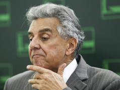 Beto Mansur (MDB-SP) sério, com uma das mãos no queixo, pensativo, de perfil